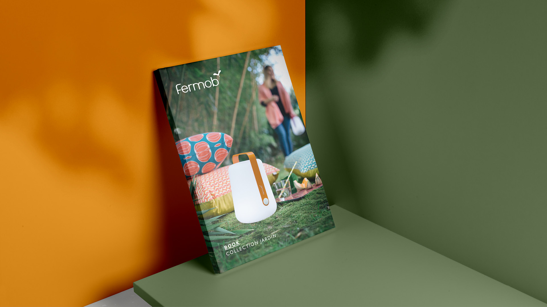 Couverture du catalogue du fabricant français de mobilier outdoor Fermob à destination du marché contract